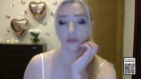 Snapshot of wild_silk_desire chatting on May 5, 6:27 pm Alina online show from May 5, 6:27 pm