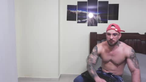 Snapshot of willhottwil1 chatting on March 8, 4:12 am BISEXUAL guys playing a little FOLLOW online show from March 8, 4:12 am