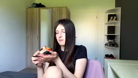 Snapshot of williemaemeachem chatting on June 22, 10:01 am Mari online show from June 22, 10:01 am