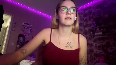 Snapshot of winifredfeuerstein chatting on May 5, 8:28 pm Alya online show from May 5, 8:28 pm