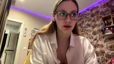 Snapshot of winifredfeuerstein chatting on May 6, 8:47 pm Alya online show from May 6, 8:47 pm