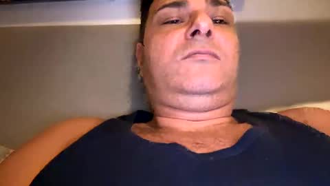 Snapshot of witebull83 chatting on December 12, 3:27 pm Witebull online show from December 12, 3:27 pm