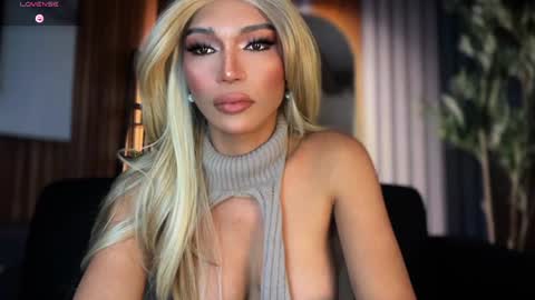 Snapshot of womanofyourdesire_ts chatting on June 18, 11:31 pm Julia online show from June 18, 11:31 pm