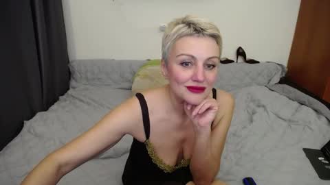 Snapshot of women_pleasures chatting on April 5, 8:28 pm women_pleasures online show from April 5, 8:28 pm