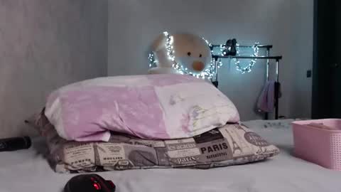 Snapshot of wow_blonde chatting on July 12, 12:51 pm Lily online show from July 12, 12:51 pm