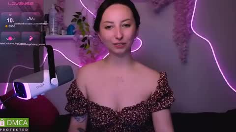 Snapshot of wow_sue chatting on June 8, 1:28 am Sue online show from June 8, 1:28 am