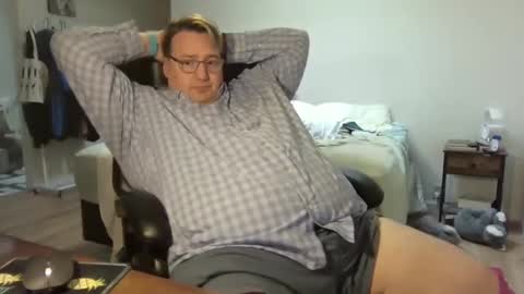 Snapshot of wrensroom chatting on February 27, 10:42 pm Wren Valentino online show from February 27, 10:42 pm