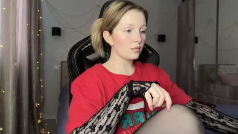 Snapshot of x__ivy_x chatting on December 27, 10:01 am eva online show from December 27, 10:01 am