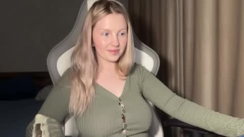 Snapshot of x__ivy_x chatting on November 10, 3:22 pm eva online show from November 10, 3:22 pm