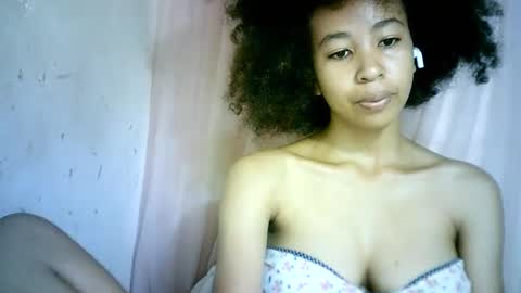 Snapshot of xenna610827 chatting on February 12, 4:55 pm xenna610827 online show from February 12, 4:55 pm