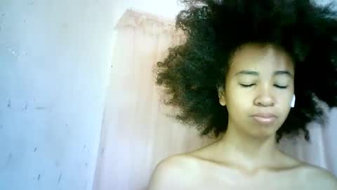 Snapshot of xenna610827 chatting on February 13, 5:05 am xenna610827 online show from February 13, 5:05 am