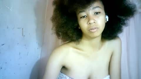 Snapshot of xenna610827 chatting on February 18, 9:21 am xenna610827 online show from February 18, 9:21 am