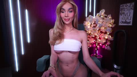 Snapshot of xforyoureyesonlyx chatting on February 12, 1:55 am Anne online show from February 12, 1:55 am