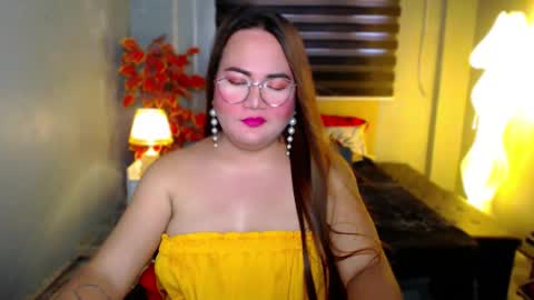 xhotlaurax online show from December 1, 5:01 am