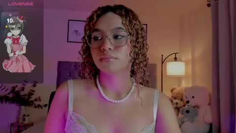 Snapshot of ximena_sotto1 chatting on April 18, 9:59 pm camila online show from April 18, 9:59 pm