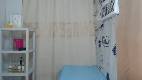 Snapshot of xmaxie_ chatting on June 23, 6:17 pm Maxie online show from June 23, 6:17 pm
