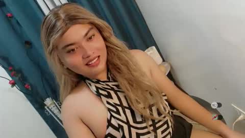 Snapshot of xxhotloyd_cummerx chatting on June 9, 8:15 am Loyd online show from June 9, 8:15 am