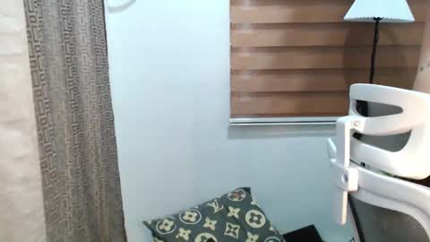 Snapshot of xxjulielovesyouxx chatting on February 3, 5:35 pm July online show from February 3, 5:35 pm