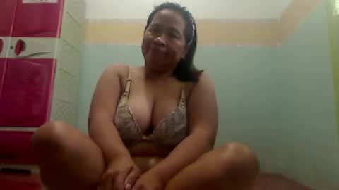 Snapshot of xxpinaymomxx chatting on November 29, 7:00 am xxpinaymomxx online show from November 29, 7:00 am