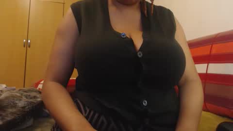 Snapshot of xxxbustybabe27x chatting on May 21, 4:03 pm Ayanda online show from May 21, 4:03 pm