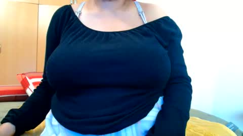 Snapshot of xxxbustybabe27x chatting on May 31, 12:01 pm Ayanda online show from May 31, 12:01 pm