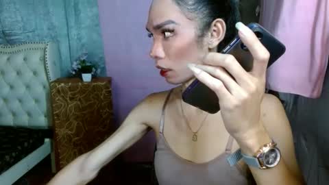 Snapshot of xxxfuckgirlyumsxxx chatting on December 13, 9:35 am Your Princess Yums online show from December 13, 9:35 am