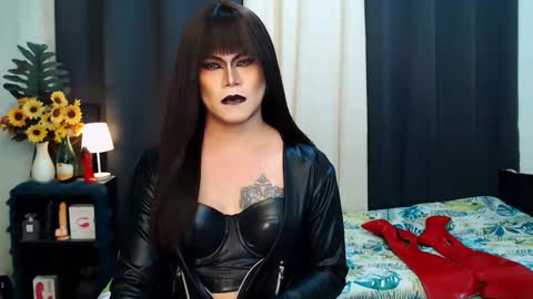 Snapshot of xyournightmarequeenx chatting on October 30, 10:32 pm QueenMarina online show from October 30, 10:32 pm