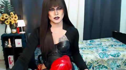 Snapshot of xyournightmarequeenx chatting on November 29, 10:40 am QueenMarina online show from November 29, 10:40 am