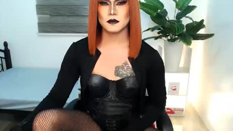 Snapshot of xyournightmarequeenx chatting on March 1, 7:43 am QueenMarina online show from March 1, 7:43 am