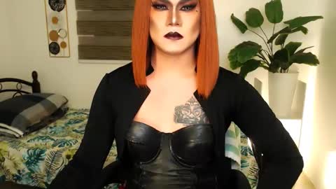 Snapshot of xyournightmarequeenx chatting on April 26, 4:32 am QueenMarina online show from April 26, 4:32 am