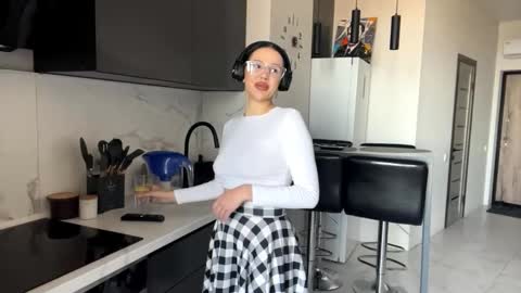 Snapshot of yaekomcmorran chatting on October 31, 12:50 pm Emily online show from October 31, 12:50 pm