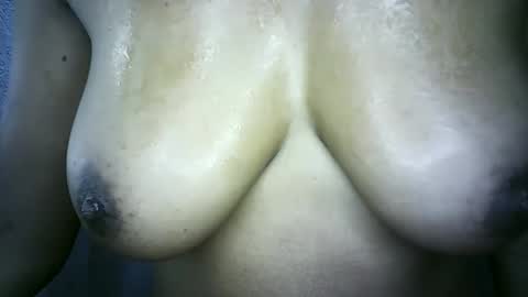 Snapshot of yanalove639843 chatting on April 21, 2:51 am yanalove online show from April 21, 2:51 am