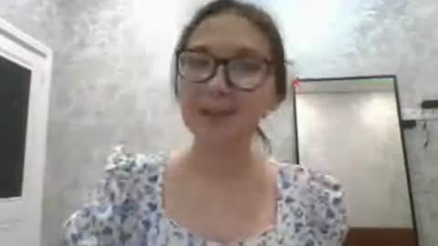 Snapshot of yangstauch chatting on June 17, 3:24 pm Chloe online show from June 17, 3:24 pm