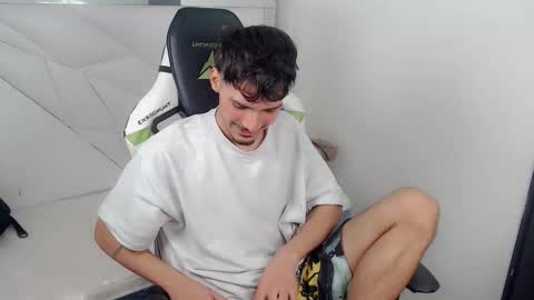 Snapshot of yankeee_ chatting on November 26, 4:24 am DANILO online show from November 26, 4:24 am