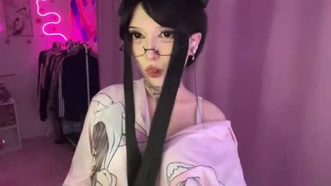 Snapshot of yawnpuffx chatting on May 12, 3:53 pm HolyLega online show from May 12, 3:53 pm