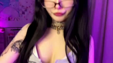 Snapshot of yawnpuffx chatting on May 22, 11:32 pm HolyLega online show from May 22, 11:32 pm