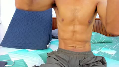 yayi_and_derek online show from May 16, 11:31 am