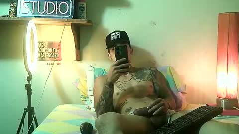 yeisoncastellanos1999 online show from May 27, 4:37 pm