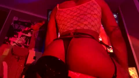 Snapshot of yelladaniella chatting on May 23, 6:23 pm Ella Ts online show from May 23, 6:23 pm