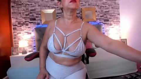Snapshot of yeseniaa_25 chatting on July 14, 1:06 pm Yeseniaa online show from July 14, 1:06 pm