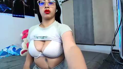 yesie_hot2 online show from July 3, 1:56 am
