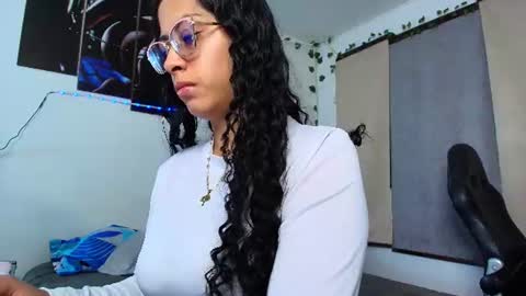 yesie_hot2 online show from July 21, 1:19 am