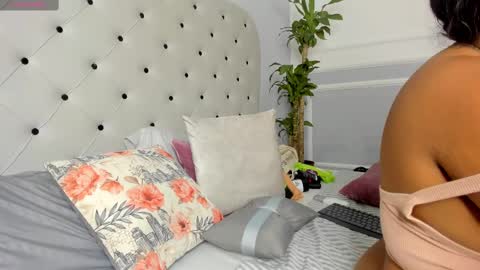 roxie reyes  online show from February 15, 3:42 am