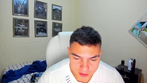 Snapshot of yker18 chatting on December 2, 7:16 pm yker online show from December 2, 7:16 pm