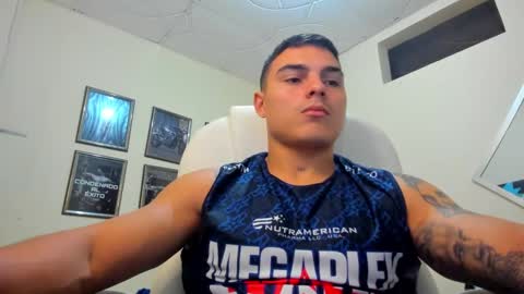 Snapshot of yker18 chatting on December 10, 10:05 pm yker online show from December 10, 10:05 pm