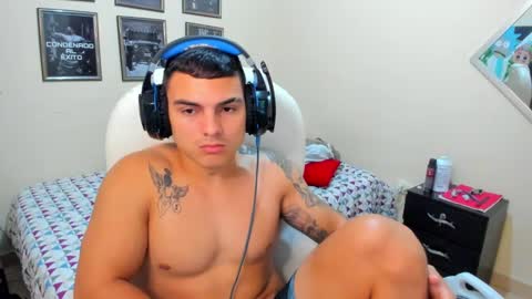 Snapshot of yker18 chatting on December 11, 1:15 am yker online show from December 11, 1:15 am