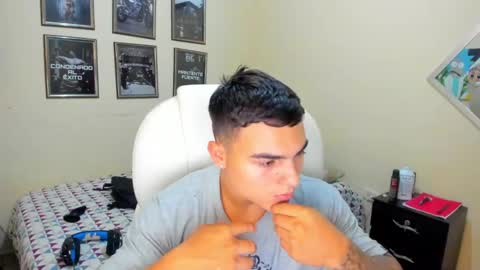 Snapshot of yker18 chatting on December 12, 4:37 am yker online show from December 12, 4:37 am