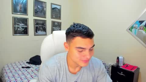 Snapshot of yker18 chatting on December 12, 8:03 am yker online show from December 12, 8:03 am