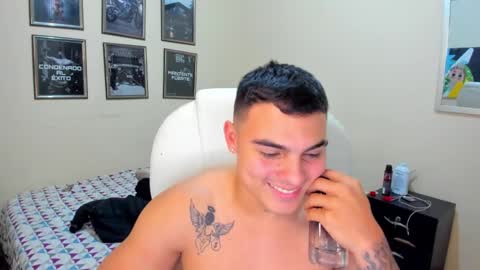 Snapshot of yker18 chatting on December 17, 6:35 am yker online show from December 17, 6:35 am