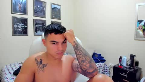 Snapshot of yker18 chatting on December 17, 11:05 pm yker online show from December 17, 11:05 pm